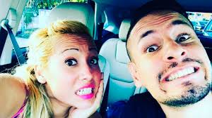 Todo sobre rodrigo tapari, noticias en imagenes, fotos, videos, audios, infografias, interactivos y resumenes de rodrigo tapari Rodrigo Tapari Cantante De Rafaga Se Luce Con Su Esposa En Las Playas De Puerto Rico