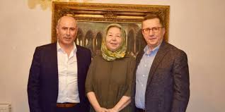 Çiftlikteki eşyalar kamyonlarla tahliye ediliyor. Turkkan Organ Bagisina Dikkat Cekti