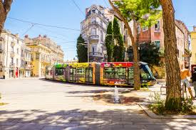 Le transport en commun, appelé aussi transport collectif, est un service qui met en circulation des véhicules conçus pour accueillir plusieurs personnes. Transports En Commun Montpellier Sur Le Podium Des Villes Francaises Les Plus Rapidement Traversees Le Guide Montpellier