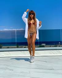 Η πάολα φωκά μας δίνει nipslip την ώρα που τραγουδάει πάνω στην πίστα. Paola Oi Tragoydistes Goneis Ths O Gamos Kai To Paidi Sta 17 Ths Kai O Logos Poy Eipe Oti Einai Tsiggana