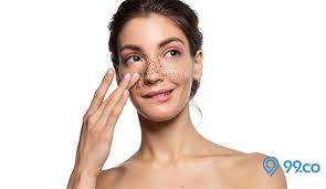 Kalau merasa perlu, gunakan juga pembersih muka yang berbahan dasar minyak atau lotion untuk menjaga kelembapan wajah setelah seharian. 5 Cara Mengangkat Sel Kulit Mati Di Wajah Dengan Bahan Alami Ampuh