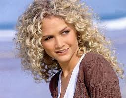 Spirale Lockt Frisuren Posted In Blonde Frisuren Lockige Frisuren Lange Blonde Frisuren Lange Permed Hairstyles Long Hair Perm Short Permed Hair