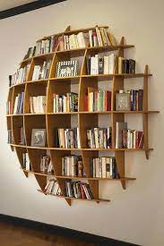 Variasi tinggi dan lebar dari setiap ruang pada lemari buku minimalis ini bermanfaat untuk menyimpan koleksi buku serta barang lainnya demi kesan lebih personal pada ruangan. Desain Rak Buku Minimalis Nempel Di Dinding Paling Keren Beri Mardiansyah