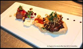 Joues De Veau Braisees Et Foie De Veau Sur Une Puree De Chou Fleur Eclats De Noisettes Grillees Et Echalote Frite C Juli Gastronomie Joue De Veau Alimentation
