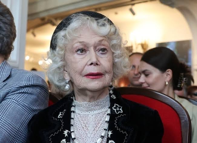 89-летнюю Немоляеву засняли на улицах Москвы: с кем гуляла легенда кино - Звезды - WomanHit