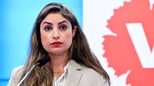 Vänsterpartiets nooshi dadgostar som troligen blir ny partiledare intervjuas här av tv4nyheternas ulf kristoffersson. Tvxyty9d9 Oxam