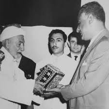 الزعيم عبد الناصر يتسلم هدية من الشيخ محمد على زينل رئيس الجالية العربية في الهند أثناء زيارته للهند man the man historical figures