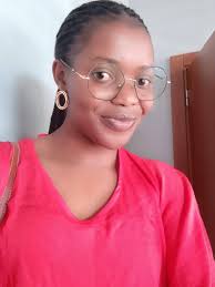 Kazim vai até casa de Seyran onde Suna está escondida para saber do  paradeiro da sua filha mais velha. Ao agredir Seyran para que ela lhe conte  tudo, Suna aparece e bate