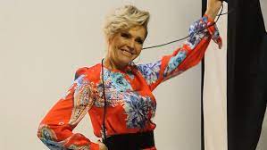 Helena vondrácková is a 73 year old czech singer. Helena Vondrackova Pokracuje V Turne Zakonci Ho Vanocnim Koncertem Idnes Cz