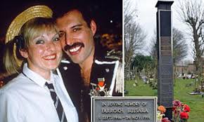 Fotos funeral de freddie mercury estatua de freddie mercury freddie mercury de queen rosa roja sola guerra de las galaxias rosas rojas. Where Has Freddie Mercury S Wife Hidden His Ashes The Discovery Of A Cryptic Plaque In A London Cemetery Has Done Little To Solve The Mystery Daily Mail Online