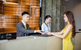 Nhân viên lễ tân khách sạn là gì? Mức độ ...