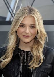 Tra i più belli si distinguono i tagli di capelli scalati lunghi e lunghissimi, spesso accompagnati da una bella frangia o da maxi ciuffo . 25 Tagli Di Capelli Lunghi E Scalati Per Un Effetto Morbido E Naturale