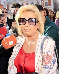 #CarmenBorrego, emocionada al mencionar a su madre, #MaríaTeresaCampos y  piropea a su hermana, #TereluCampos, durate su debut teatral.🫶🤲, "Estará  muy orgullosa. Al principio no me imaginaba como ...