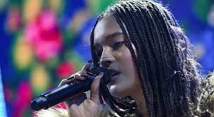 Polish 16-year-old wows London with emotional performance, goes viral