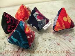 The game involves at least 2 players, usually girls. January 2008 Brincadeiras Para Criancas Criancas