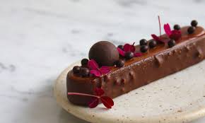 Die Gefrorene Schokoladenmousse Torte Kurz In Die Schokolade Tauchen Und Anschliessend In Den Kuhlschrank S Chocolate Mousse Cake Licorice Cake Frozen Chocolate