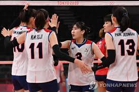 한국 여자배구대표팀 주장 김연경이 18일(한국시간) 이탈리아 리미니에서 열린 2021 vnl 5주 차 브라질과 첫 경기 도중 리시브를 시도하고 있다. W7p62vzm8uwv4m