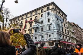 Le fiamme divorano la facciata. Palazzo Ghiacciato Ecco Cosa E Successo Ieri In Centro A Milano