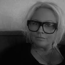 03.00 så var jag sugen på något. Så ställde mig och gjorde: Honung och  svartpepparrostad sidfläsk Löksås gjord på 5 olika sorters lökar Potatis  04.00 nu avnjutes. Avancerad nattmat 😅 Bildbevis på