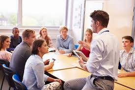 Teacher With College Students Giving Lesson In Classroom Aff Students College Teacher Classroom Less Avaliacao Da Aprendizagem Educacao E Learning