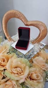 Barang hantaran ini sebagai simbol bahwa pernikahan yang akan dilangsungkan antara calon mempelai harus senantiasa berpegang teguh pada cincin nikah biasanya akan diberikan satu set. Set Bekas Cincin Gubahan Hantaran Collection Ct Facebook