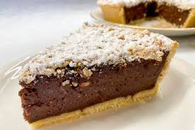 Versare il ripieno, decorare con le classiche losanghe e cuocere in forno caldo preriscaldato a 180° gradi per circa 30 minuti (dipende dal vostro forno). La Torta Della Nonna Al Cioccolato