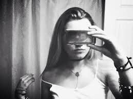 Black And White Mirror Selfie Ipod Mirror Selfie Black And White White Tank Top Blonde Hair Choker Necklace White Tank Top White Tank Blonde Hair