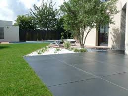 Revetement Terrasse En Grandes Dalles De Beton Lisse Concrete Patio Designs Concrete Patio Garden Design