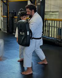 Disciplina, técnica e tradição! Na Escola de Karatê Oswaldo Mendonça, cada aula é conduzida com maestria pelo Sensei Igor Mendonça – 4º Dan, que inspira nossos alunos com ensinamentos que vão além