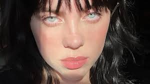 Billie Eilish Berbagi Panggung dengan Damon Albarn di Coachella 2022,  Sepatunya Jadi Sorotan