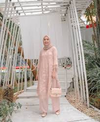 Beragam jenis pakaian muslimah populer 2020 dengan design polos gamis sifon merupakan salah satu jenis gamis paling diminati saat ini. 35 Model Baju Tunik Wanita Modern Batik Brokat Bergaya