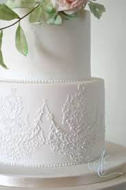 Wedding Cake With Pretty Hand Piping Inspired By The Hemline Of The Bride S Beautiful Wedding Dress And Finished With A Paste Wedding Cakes Wedding Cake Design