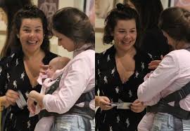 Na última semana, a famosa foi duramente criticada nas redes sociais após vir à tona, que ela supostamente, estaria buscando ser vacinada pela pfizer em postos de vacinação. Animada Fernanda Souza Paparica Bebe De Amiga Durante Passeio Quem Quem News