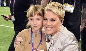 Juni 2011 im sinai hospital in los angeles per kaiserschnitt auf die welt. Pink S Daughter Willow 8 Gets Shaved Head Haircut Identical To Famous Mum Hello