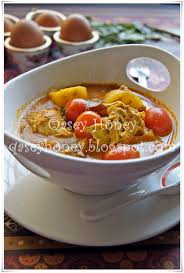 3 ketul ikan (ikan yg sesuai buat kari) 2 biji bawang merah (hiris) 1 ulas bawang putih (hiris) halba/biji sawi/jintan manis daun kari 6 sudu rempah kari & 2 sudu cili giling (jadikan pes) 1 genggam beras (sangai dulu & kisar halus) 1 sudu asam jawa. Kari Telur Qasey Honey