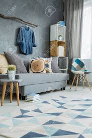 Stilvolle Wohnzimmer In Grau Mit Diy Mobel Sofa Und Muster Teppich Lizenzfreie Fotos Bilder Und Stock Fotografie Image 59455547 Bilder wohnzimmer kleine wohnzimmer wohnzimmer farbe wohnzimmer design wohnung stilvolle küche schöner wohnen wohnzimmer wohnzimmer ideen schlafzimmer moderne.
