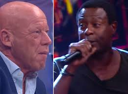 Gespannen John Williams geeft rapoptreden bij Humberto: iedereen danst rond  tafel, behalve Frits Wester