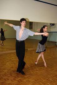 Malika dzumaev ist 1991 in petrowsk, russland geboren. Let S Dance 2021 Das Ist Profitanzerin Malika Dzumaev Fotos Ihrer Karriere