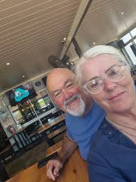 Couple introducing themselves in Hoekwil community