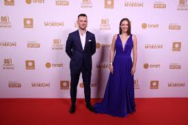Gala mistrzów sportu każdego roku jest niepowtarzalną okazją, aby sportowcy na ten jeden wieczór pokazali się fanom nie w strojach sportowych, a w wieczorowych kreacjach. Iga Swiatek Zadala Szyku Na Gali Mistrzow Sportu Zdjecia