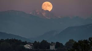 Remember that half the moon is always illuminated by the sun. Decade S Final Full Moon On Dec 12 At 12 12 A M Abc News