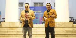 Diaz hendropriyono bertemu ridwan kamil, dalam kapasitan sebagai gubernur jabar, bahas vaksinasi dan pemulihan ekonomi. Bertandang Ke Bandung Diaz Hendropriyono Dan Ridwan Kamil Berpose Di Tangga Ala Menteri Kabinet