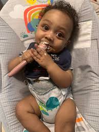 I currently have a freezer full of frozen milk and looking to sell. All  pumped from Aug/Sep of 2025 No drinking or drug use, pumps cleaned and  sterilized daily *Selling (1$)an ounce -