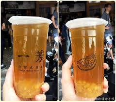 We freshly slice apples, oranges and passion fruits into a ching tea base then finish the beverage with our secret recipe pineapple jam. å°ä¸­é£²æ–™ ä¸€èŠ³æ°´æžœèŒ¶ å°ä¸­é¤¨å‰åº— æ–°é®®æ°´æžœä¸åŠ æ¿ƒç¸®æ± ç'ªèŽ‰é£Ÿå ±