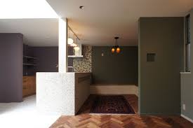 オリーブとパープルの壁は住人がdiy塗装 ゴールドが混ざったタイルやヘリンボーン床と相まって フレンチシックな空間に インテリア パープル 家のインテリア インテリア