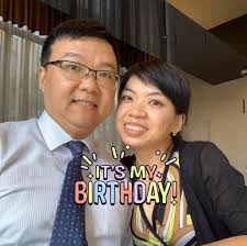 政霖- 應該要在8樓課程中，渡過下午時光。但人算不如不算，人數爆滿讓我被擠出會議室，找了一杯美式來1樓品嚐。 這咖啡店的客人，平均65歲。