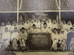 Ternyata sekolah vernakular telah menyemai sikap bencikan lagu 'negara ku' dengan mendendangkannya kedalam bahasa mandarin, sehingga mencetuskan keresahan dan ketidakpuasan hati semua kaum di malaysia. Sekolah Vernakular Di Tanah Melayu Kronis D