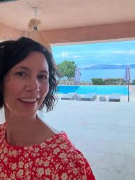 Darf ich vorstellen: Petra Decker. Ich trage immer Bluse mit Pulli. 😊 Und  ich ermittle mit Franziska Tobler und Friedemann Berg. In Freiburg. „Das  jüngste Geißlein“ unter der Regie vom wunderbaren @rudigaul.regie