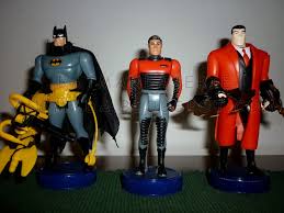 Bruce wayne (bruno díaz, según la españolización), alias batman es un personaje ficticio, un superhéroe y miembro fundador de la liga de la batman se esconde tras la imagen de bruno díaz, un joven empresario, millonario y soltero que perdió a sus padres a manos de un criminal cuando era. Batman La Serie Animada Figuras De Accion Bruno Diaz Con Armadura De Batman