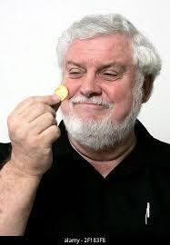 KRT TRAVEL STORY SLUGGED: PLANEFARE KRT PHOTOGRAPH BY AL DIAZ/MIAMI HERALD  (SOUTH FLORIDA SUN-SENTINEL AND ORLANDO OUT) (September 19) Panelist Fred  Tasker during a taste test of airline snacks offered for purchase ...